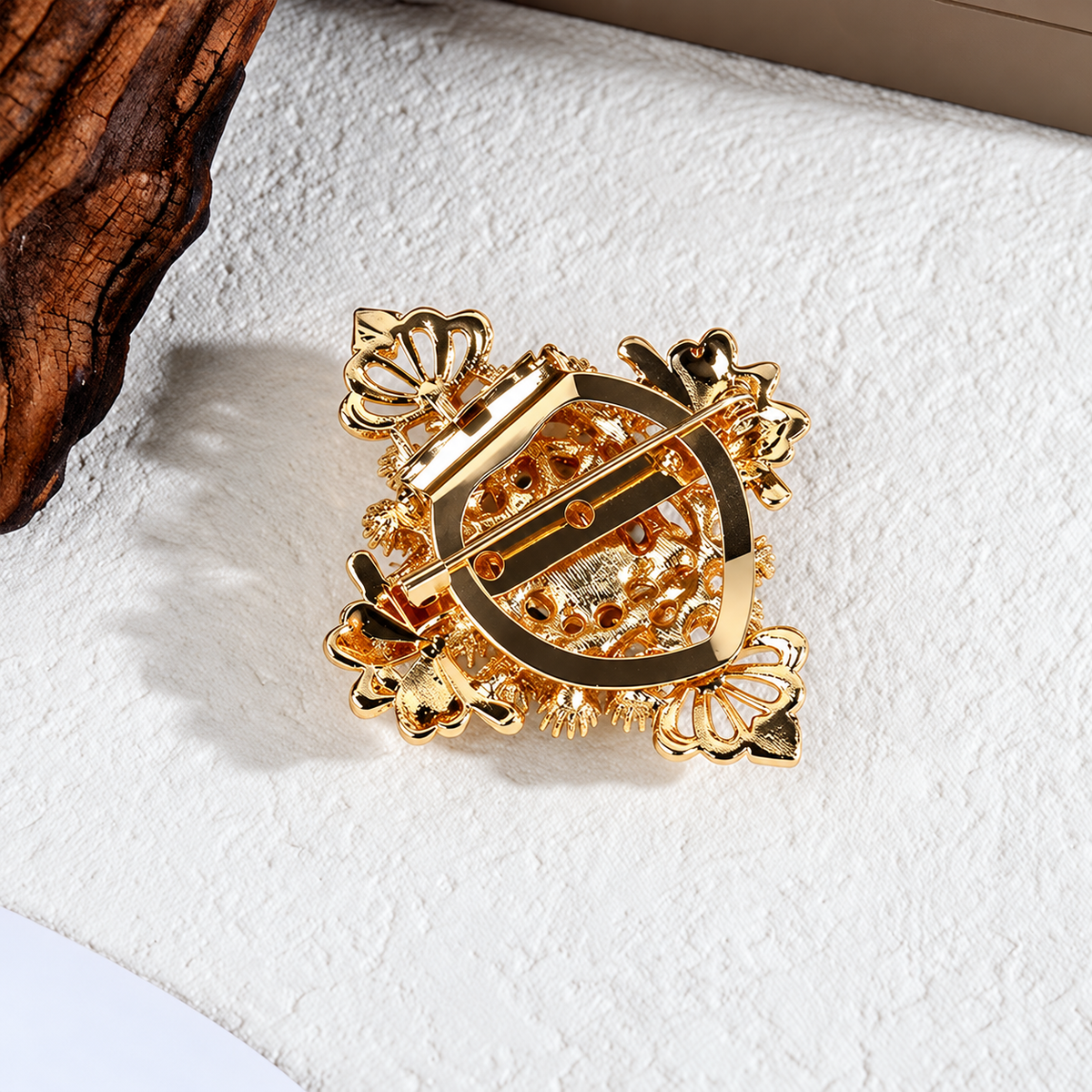 Broche joyau dynastie vue de dos, fermoir épingle