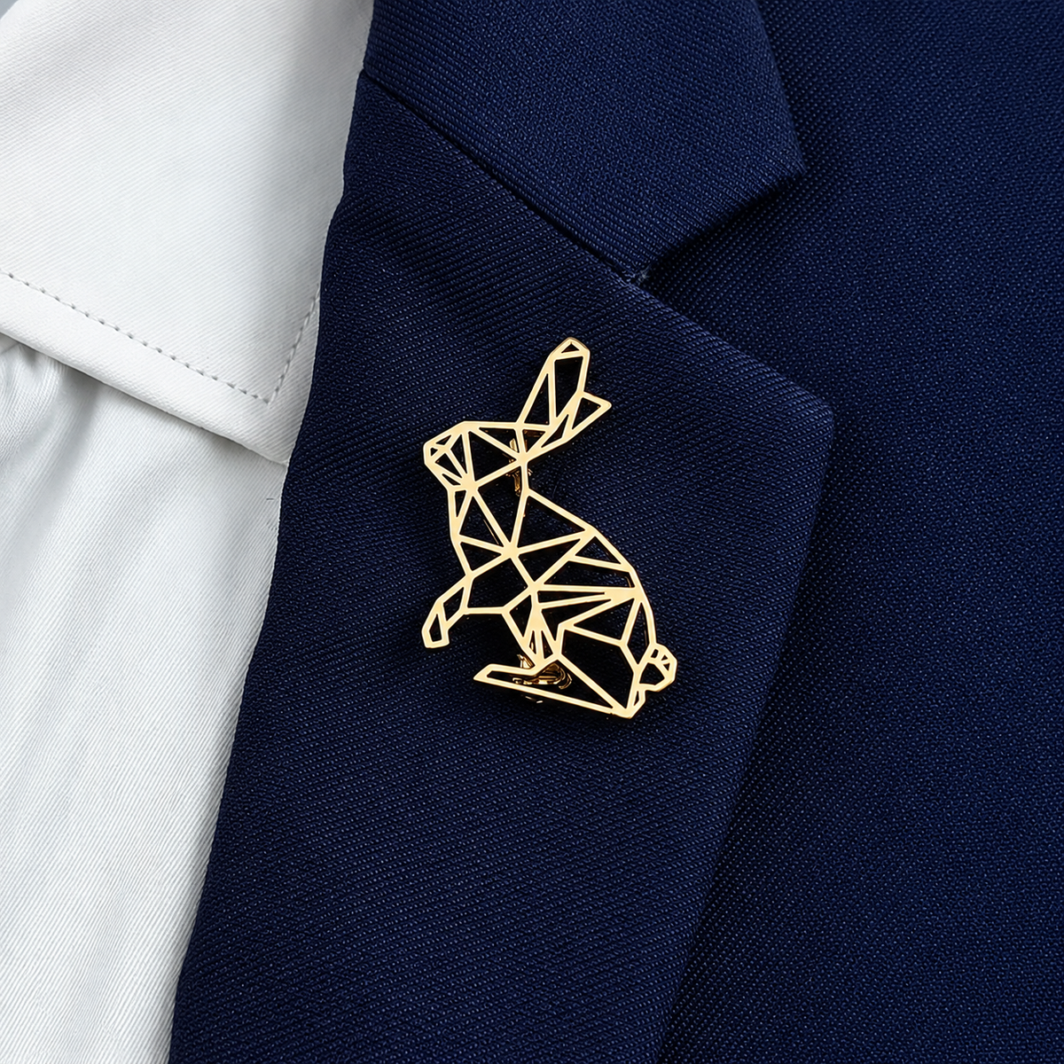 Broche lapin ajouré portée sur une tenue