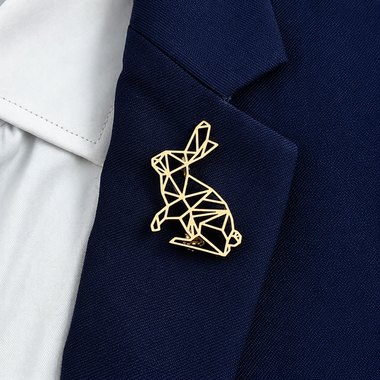 Broche lapin ajouré portée sur une tenue
