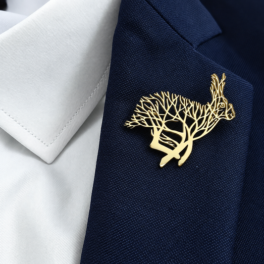 Broche lapin arbre de vie portée sur une tenue
