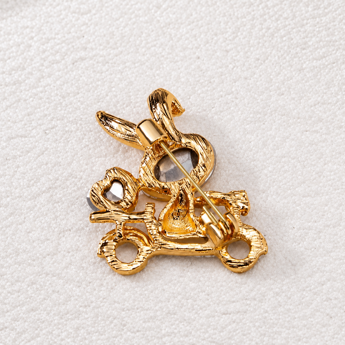 Broche lapin d'amour express vue de dos, fermoir épingle