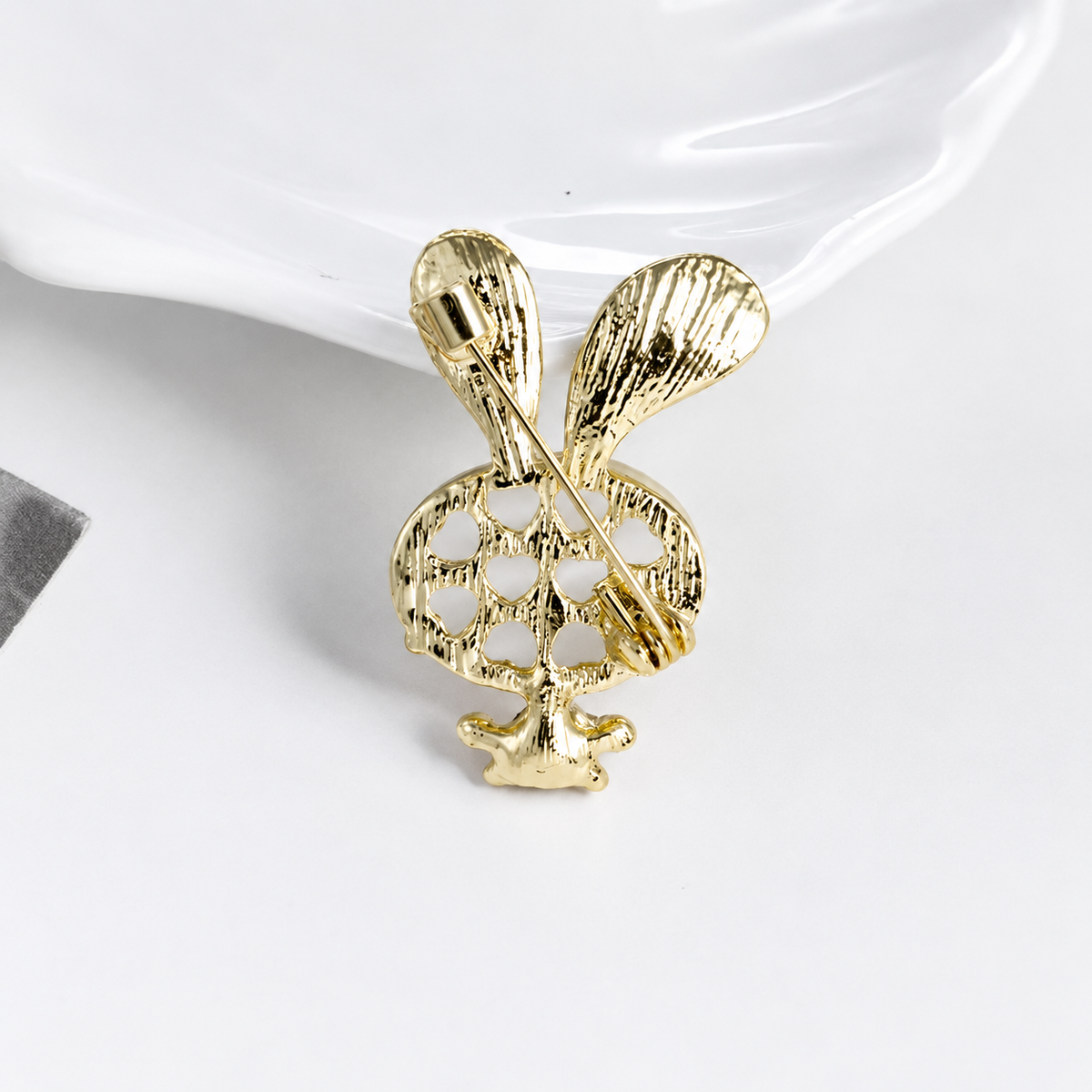 Broche lapin love vue de dos, fermoir épingle