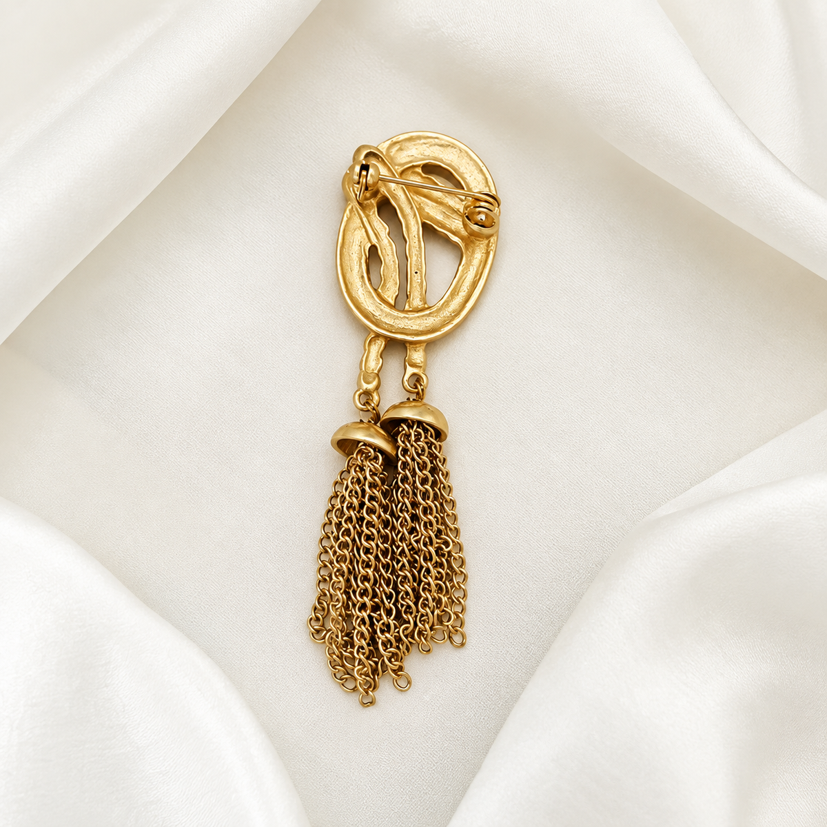 Broche lasso d’or vue de dos, fermoir épingle