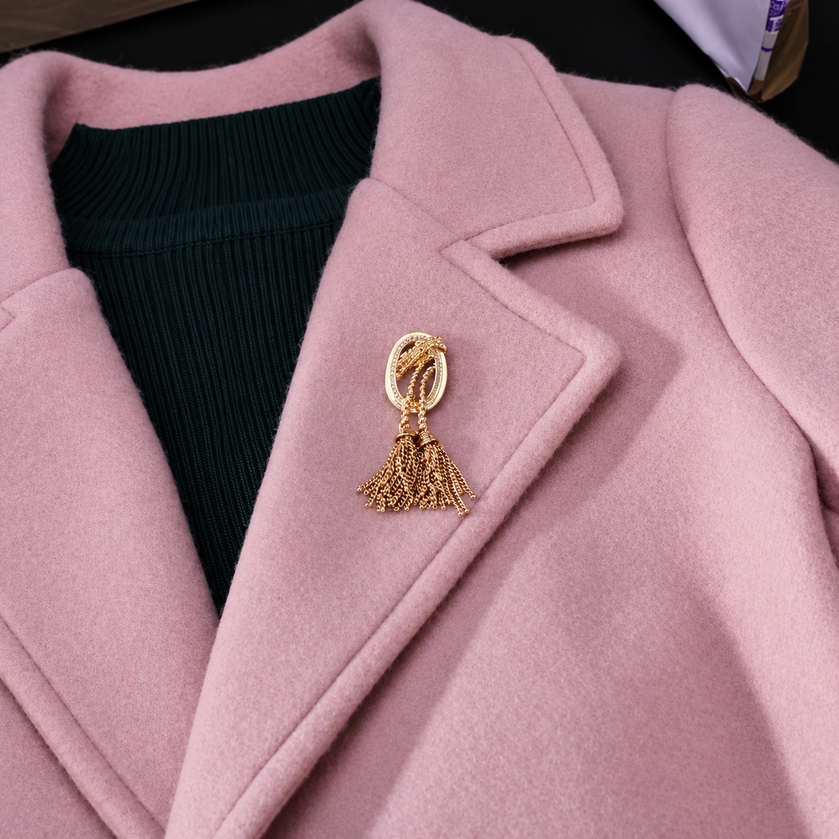 Broche lasso d’or portée sur une tenue