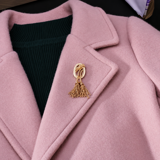 Broche lasso d’or portée sur une tenue