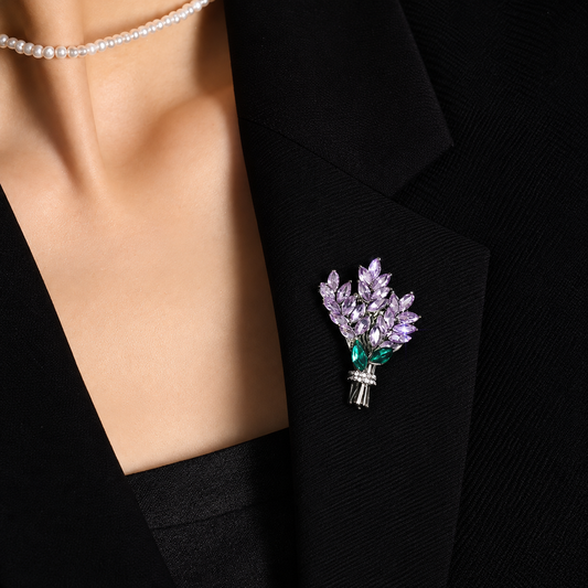Broche lavande portée sur une tenue