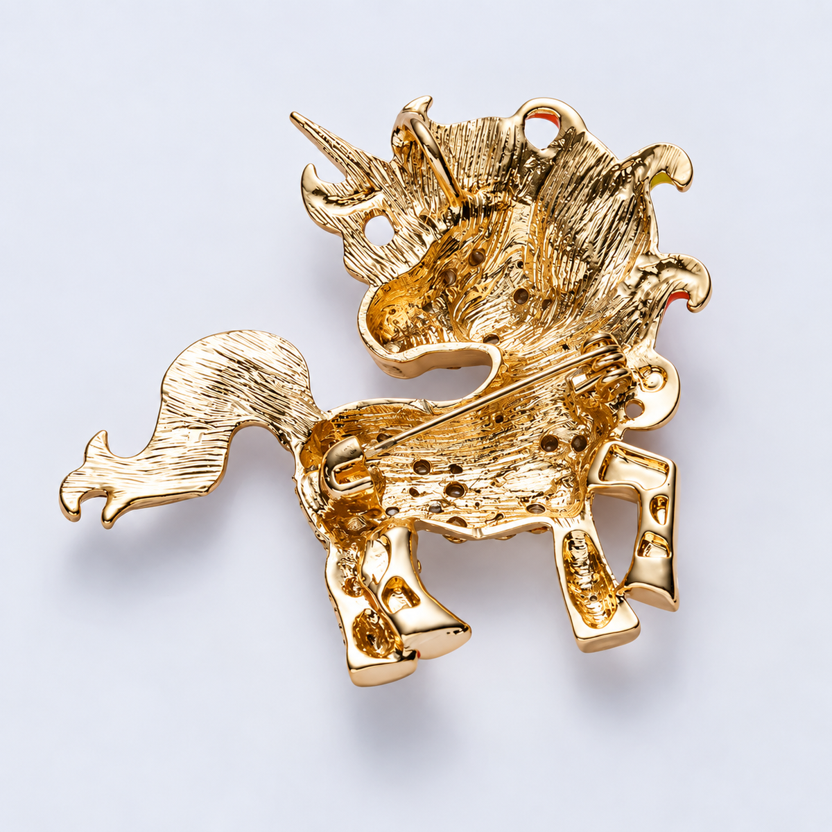 Broche licorne flamboyante vue de dos, fermoir épingle