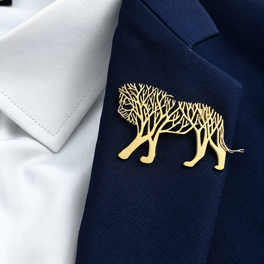 Broche lion arbre de vie portée sur une tenue