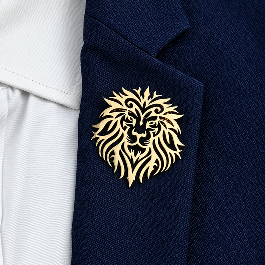 Broche lion majestueux portée sur une tenue