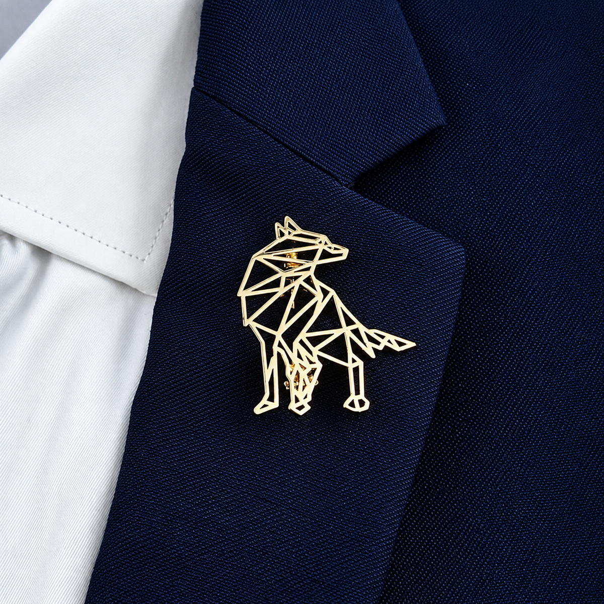 Broche loup ajouré portée sur une tenue
