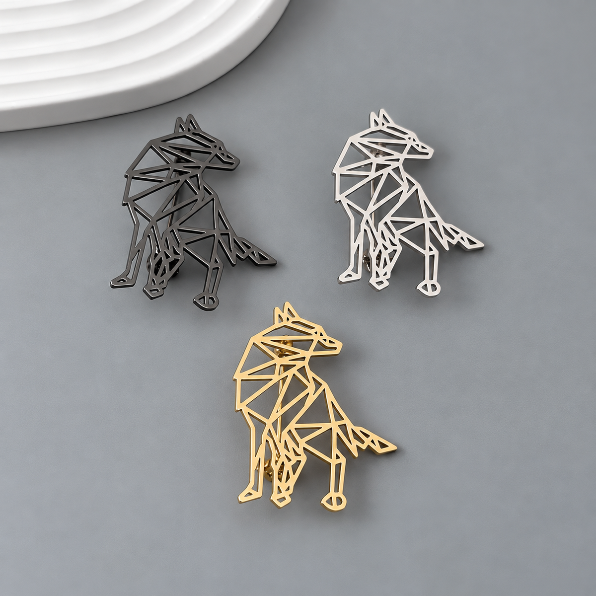 Broche loup ajouré, vue complémentaire