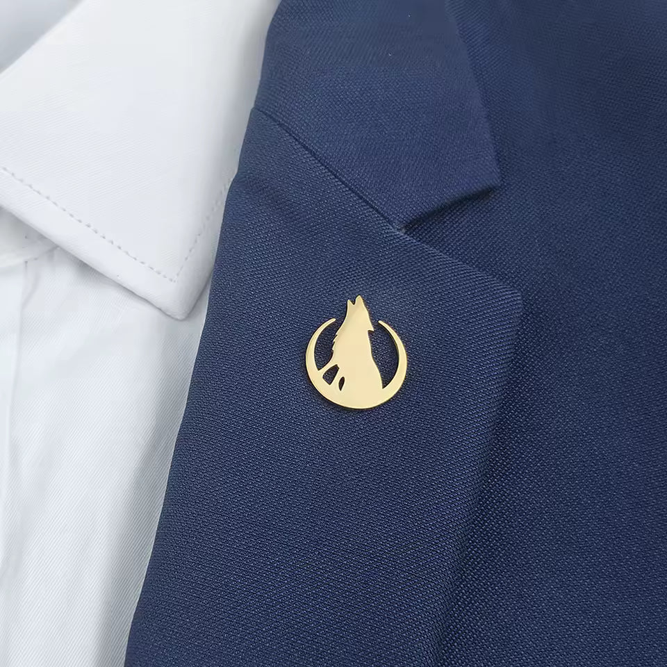 Broche loup portée sur une tenue