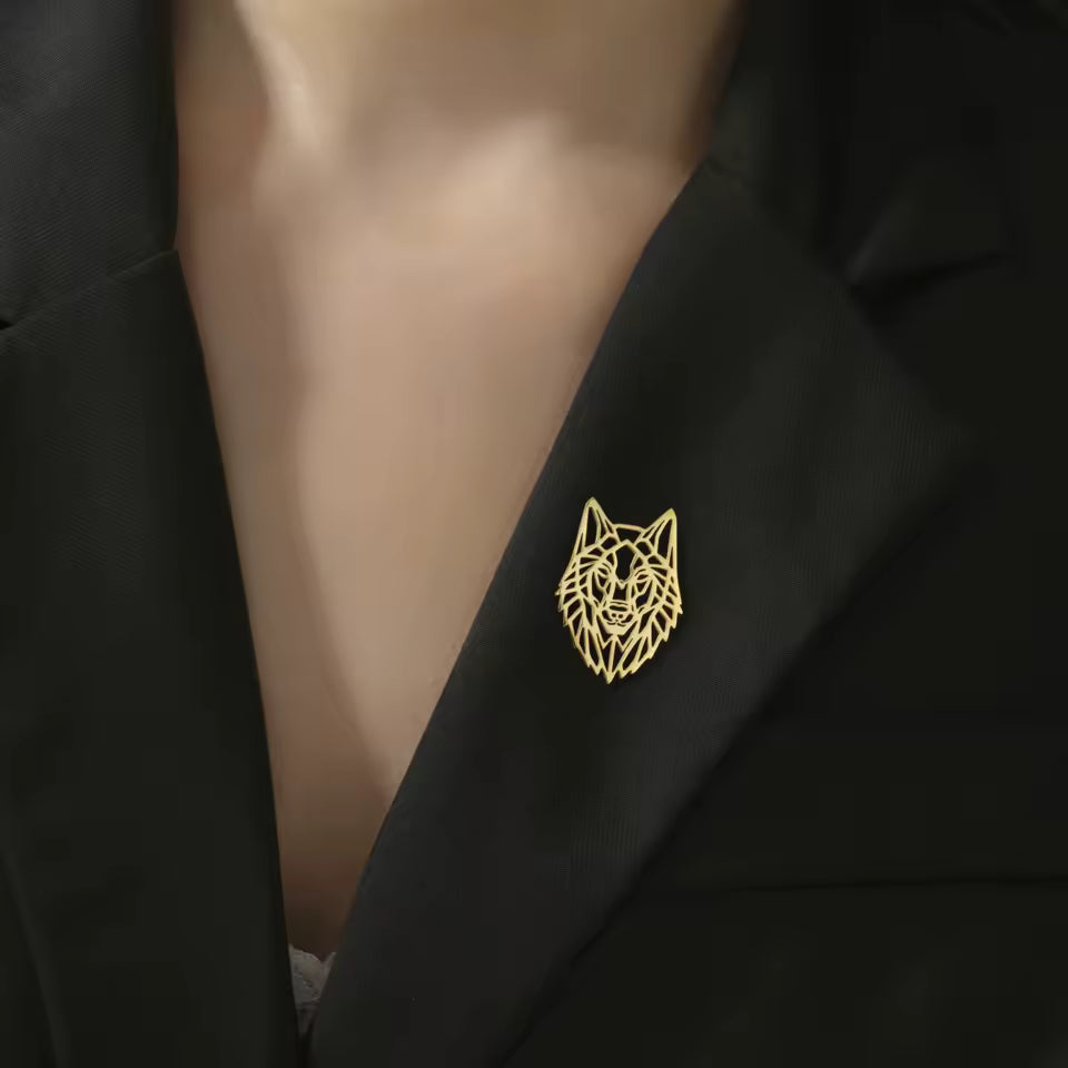 Broche loup solitaire portée sur une tenue