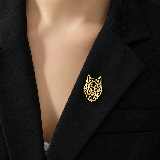 Broche loup solitaire portée sur une tenue