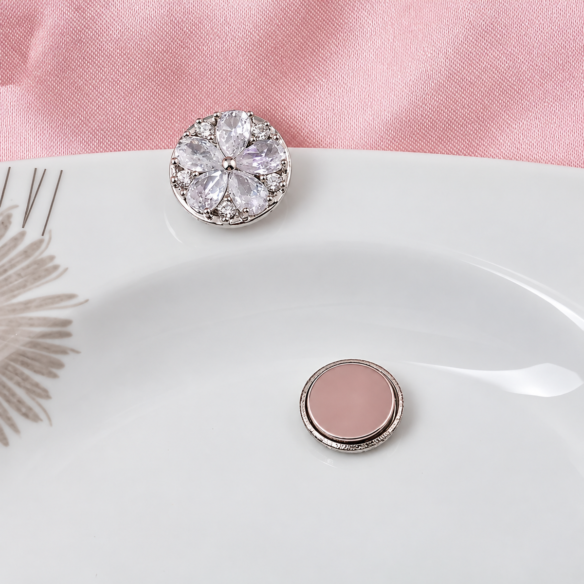 Broche magnétique fleur cristal, ouvert