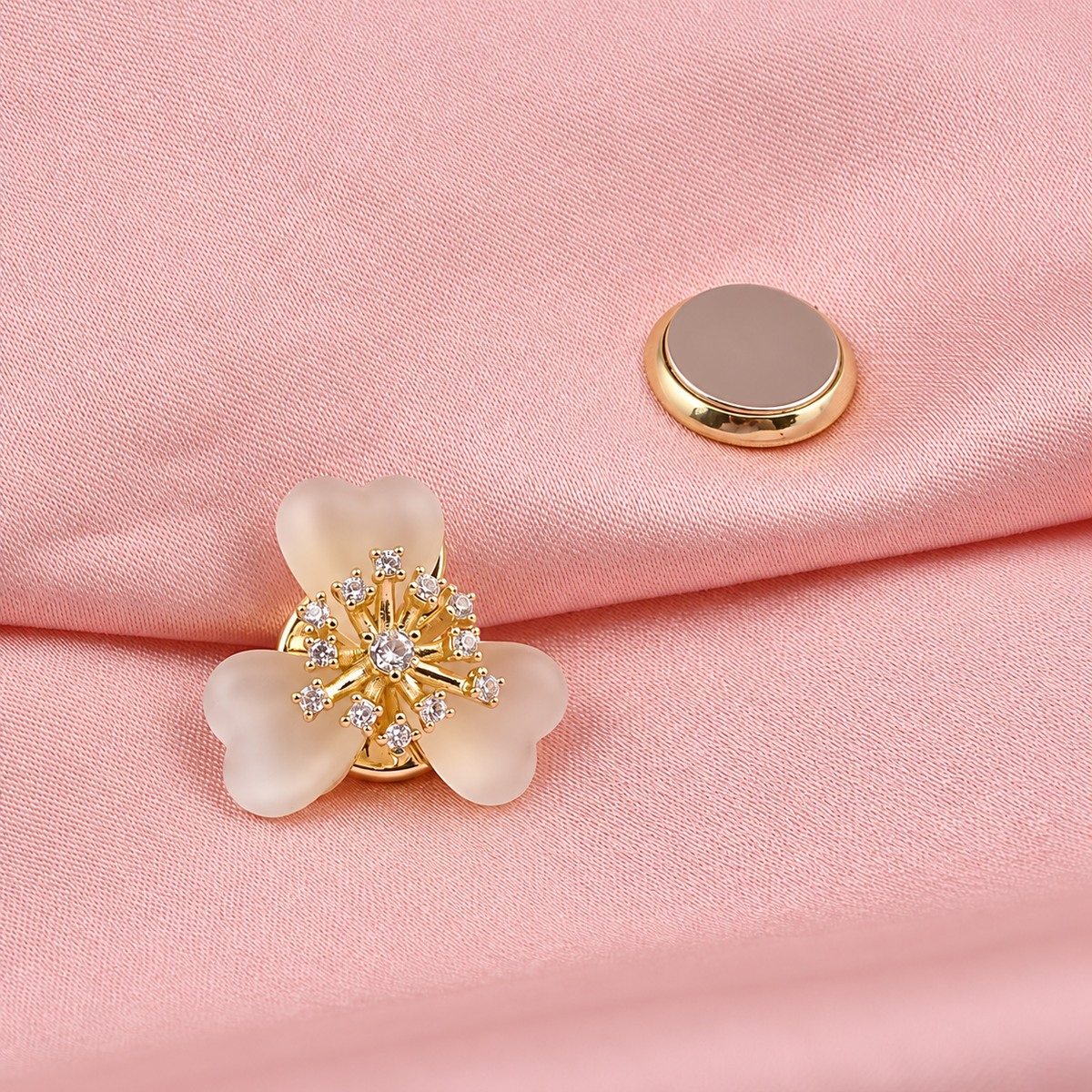 Broche magnétique fleur d’aurore, ouverte