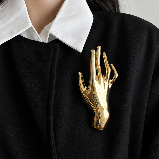 Broche main portée sur une tenue