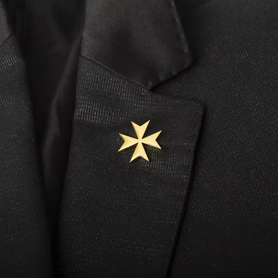 Broche malte portée sur une tenue