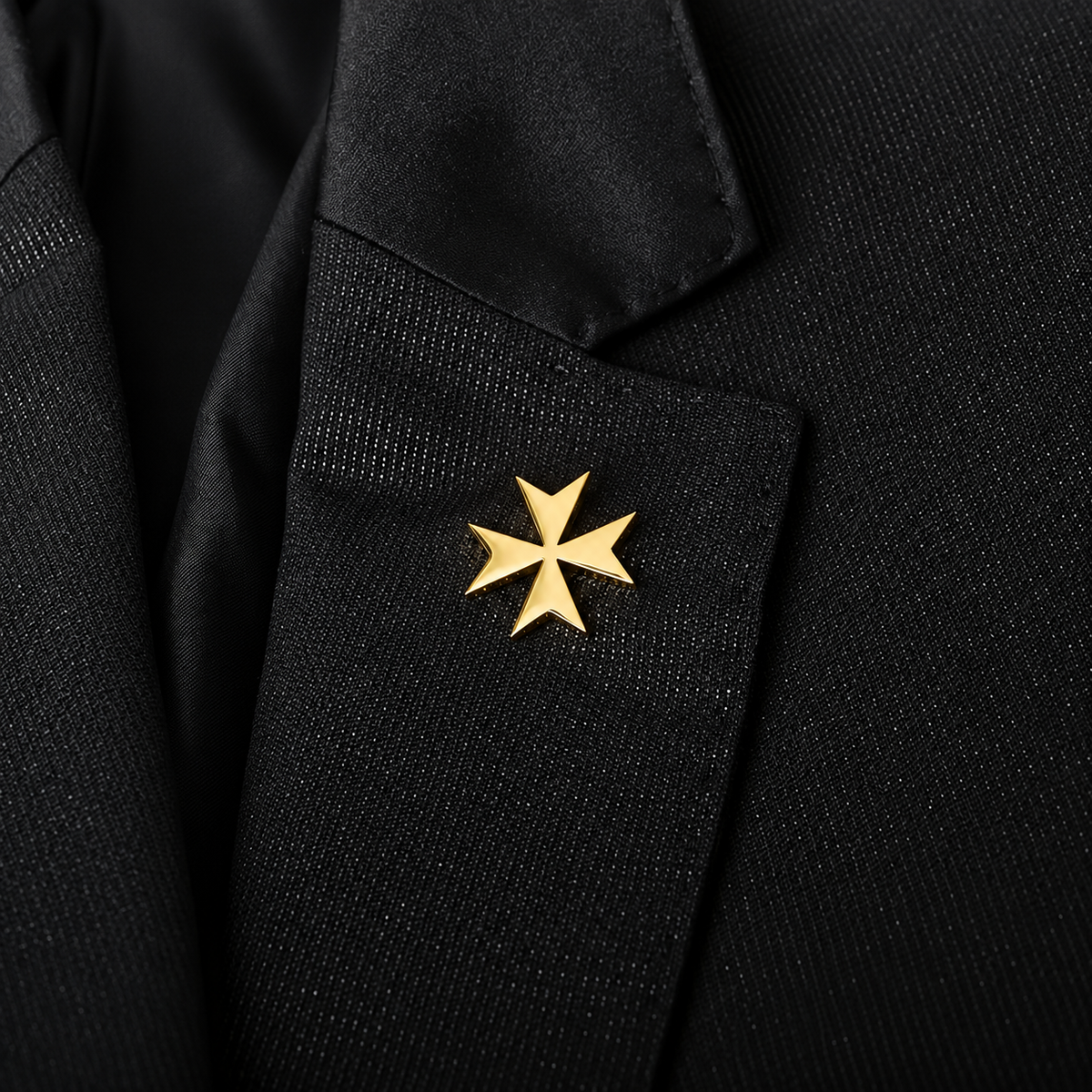 Broche malte portée sur une tenue