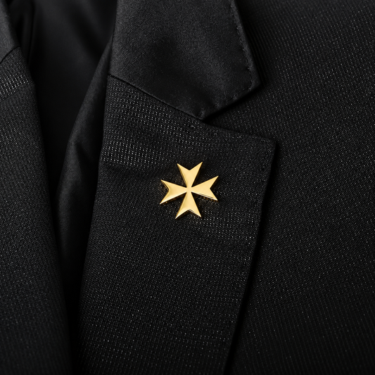 Broche malte portée sur une tenue