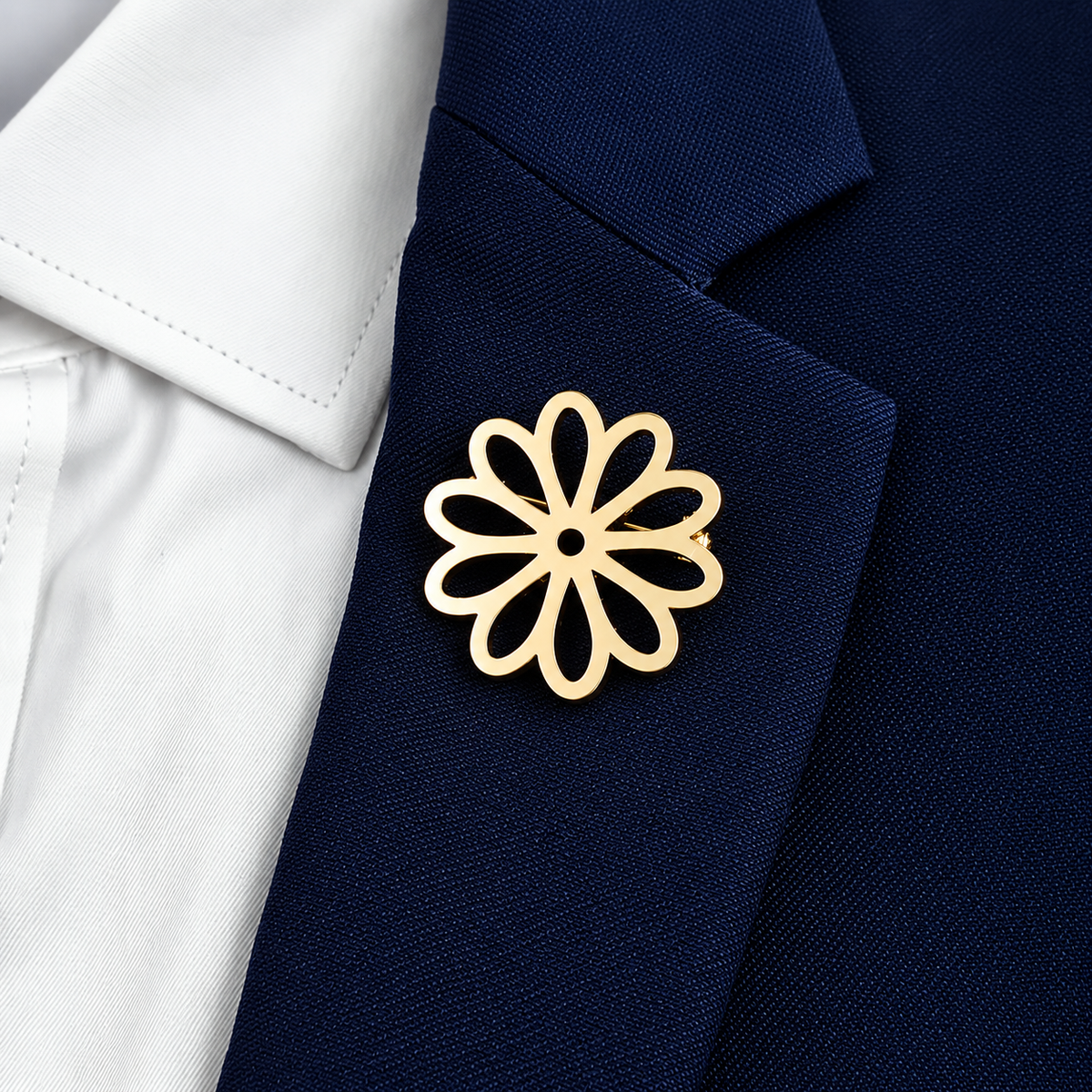 Broche marguerite ajourée, porté sur une tenue
