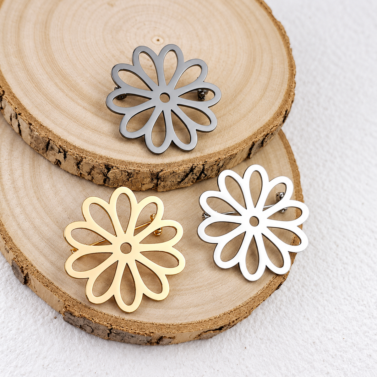 Broche marguerite ajourée, vue complémentaire