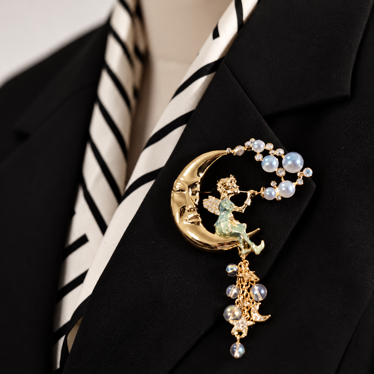 Broche mélodie céleste portée sur une tenue