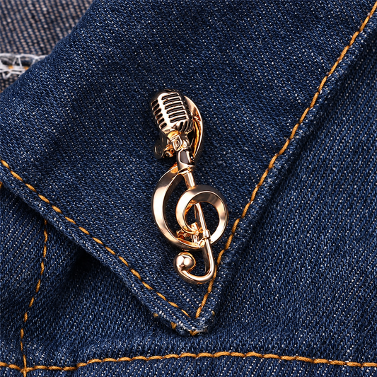 Broche mélodie, porté sur une tenue