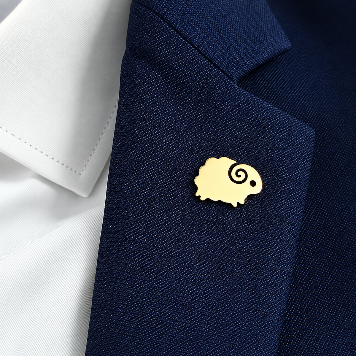 Broche mouton portée sur une tenue