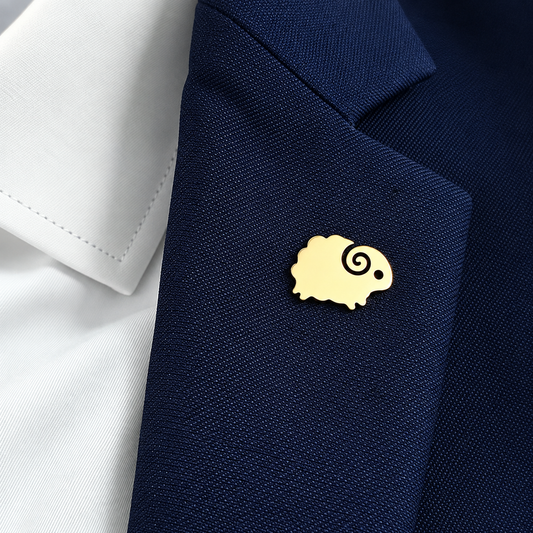 Broche mouton portée sur une tenue
