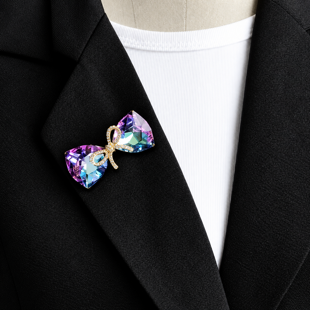 Broche nœud cristal portée sur une tenue