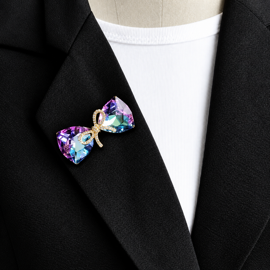 Broche nœud cristal portée sur une tenue