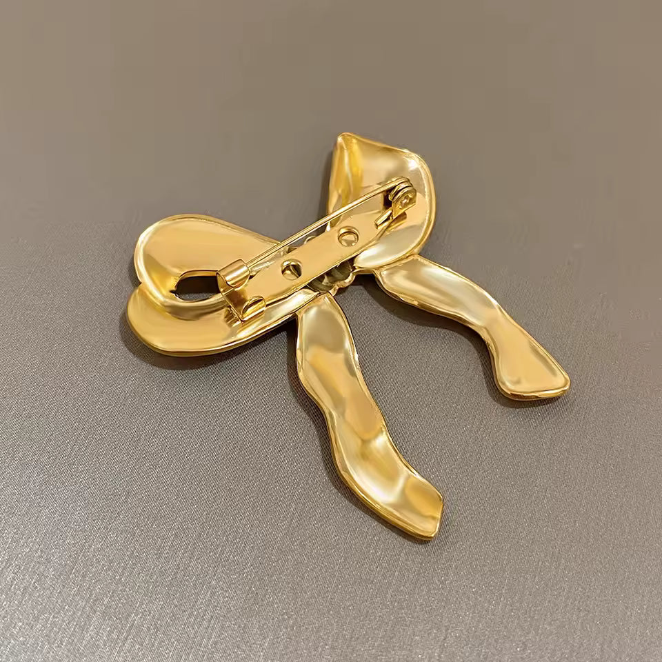 Broche nœud papillon doré vue de dos, fermoir épingle