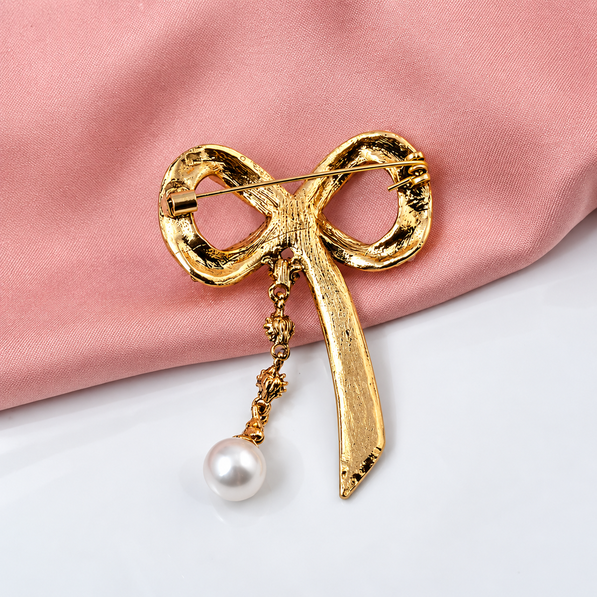 Broche nœud perles vue de dos, fermoir épingle