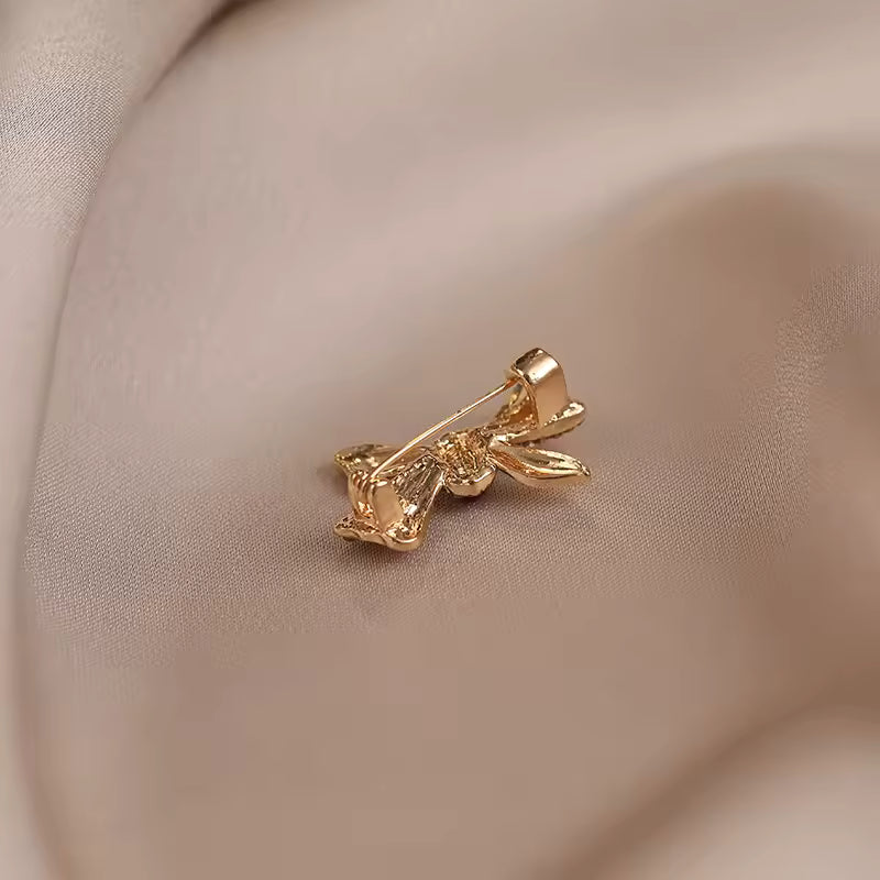 Broche nœud pierre rouge vue de dos, fermoir épingle
