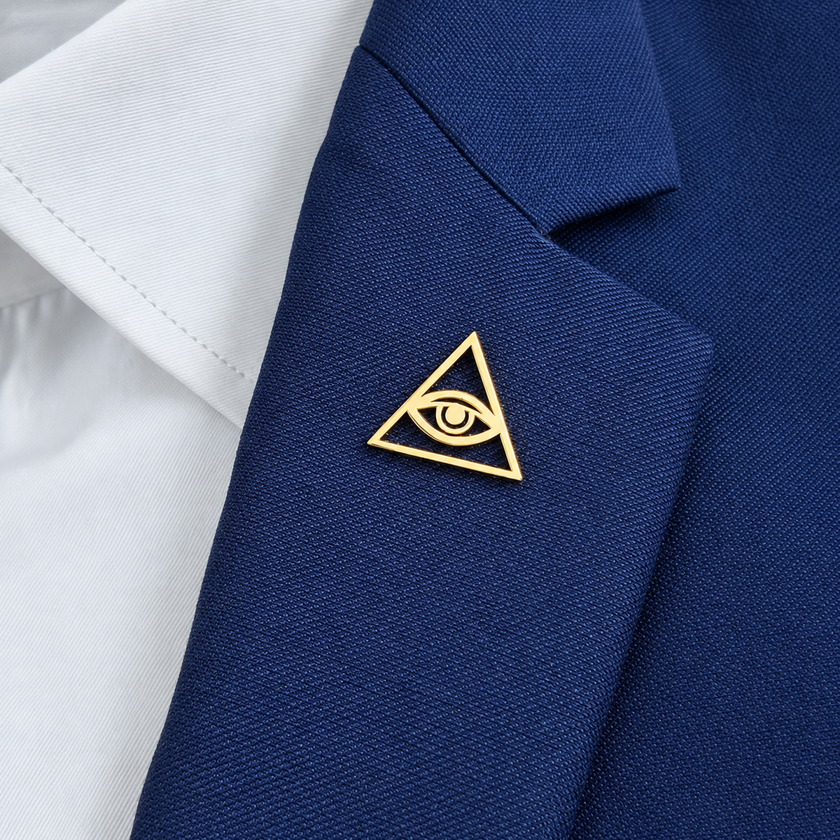 Broche œil providence portée sur une tenue