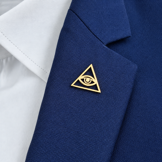 Broche œil providence portée sur une tenue