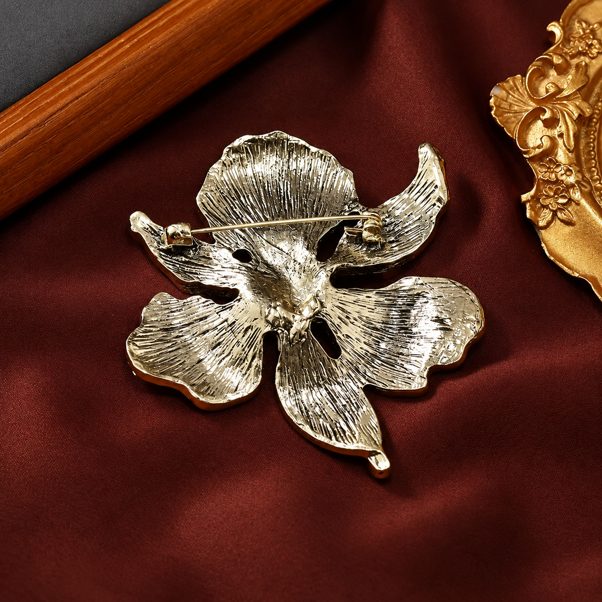 Broche orchidée éclat vue de dos, fermoir épingle