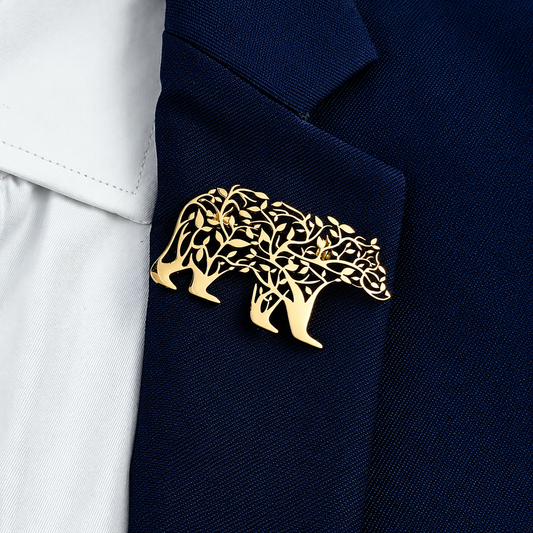Broche ours arbre de vie portée sur une tenue