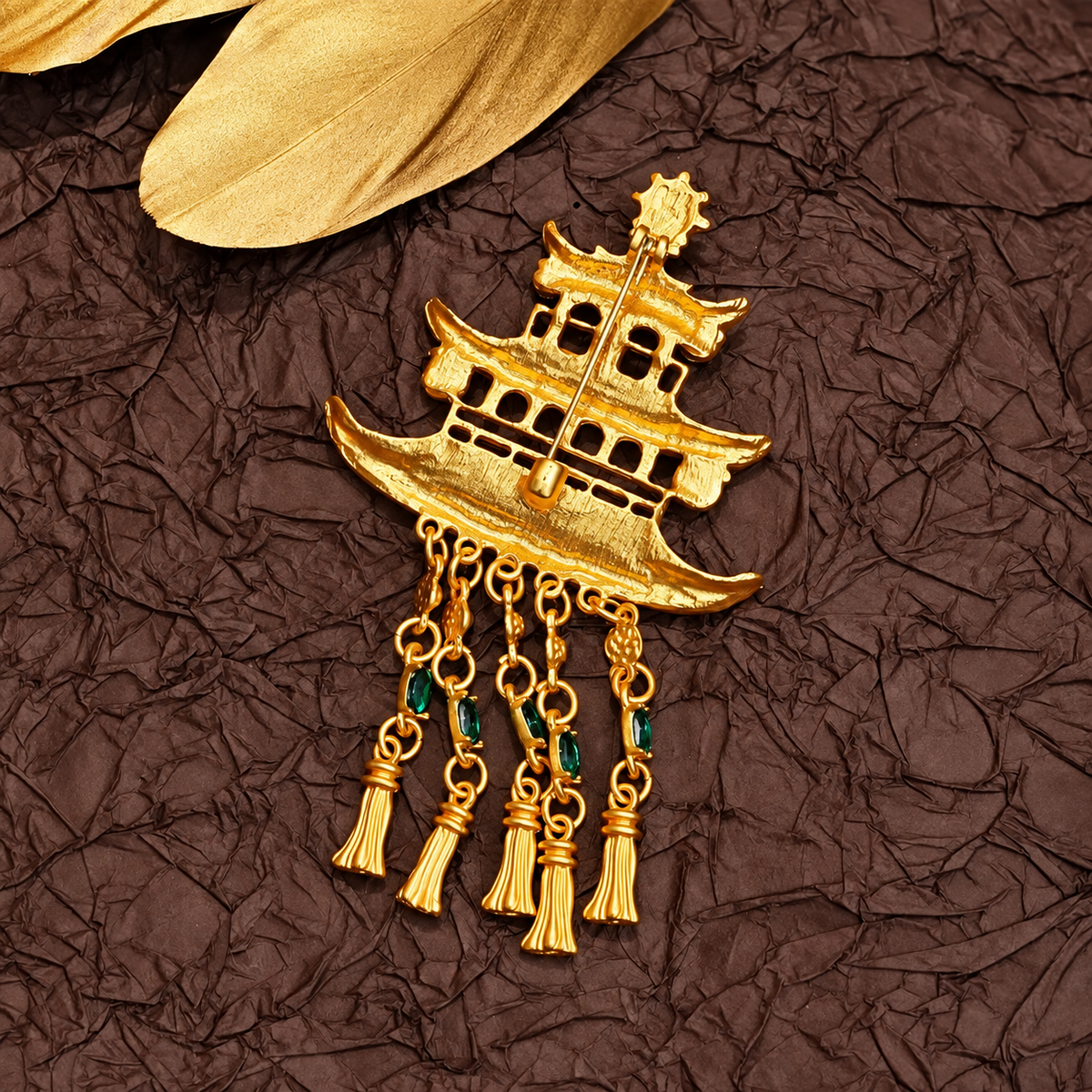 Broche pagode impériale vue de dos, fermoir épingle