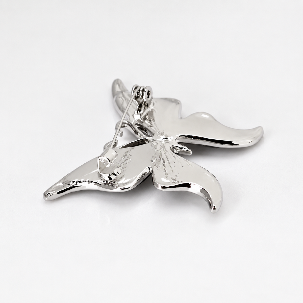Broche papillon ailes d’abalone vue de dos, fermoir épingle