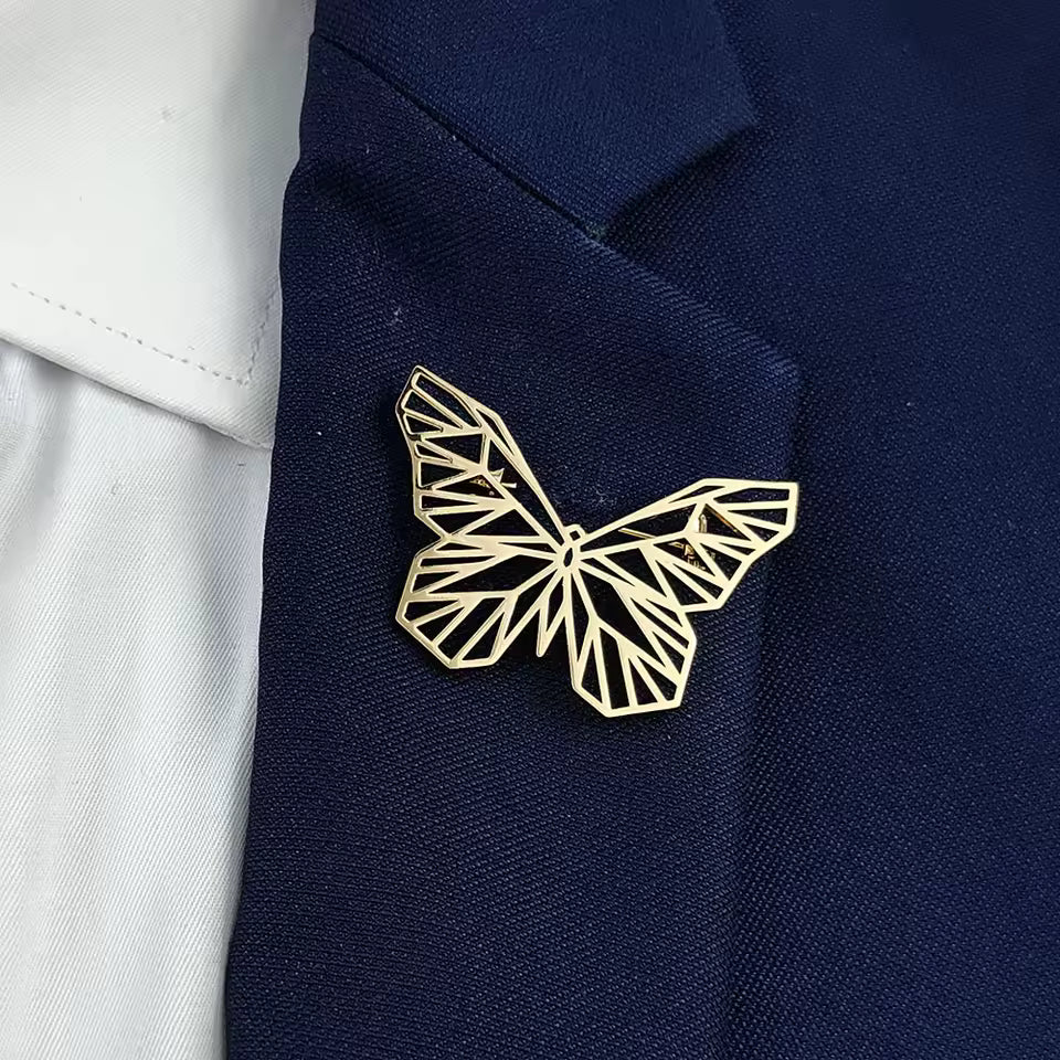Broche papillon ajourée portée sur une tenue