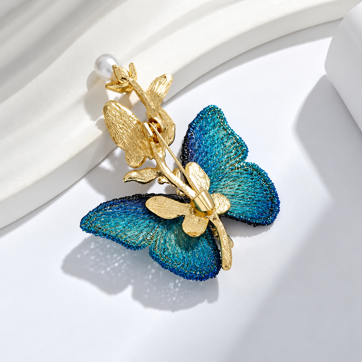 Broche papillon céleste vue de dos, fermoir épingle
