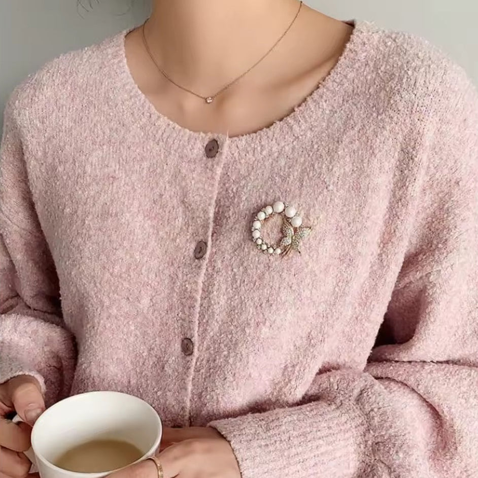 Broche papillon cosmique portée sur une tenue