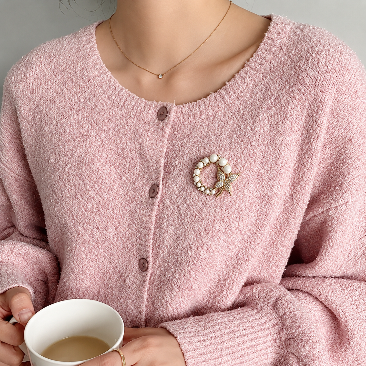 Broche papillon cosmique portée sur une tenue