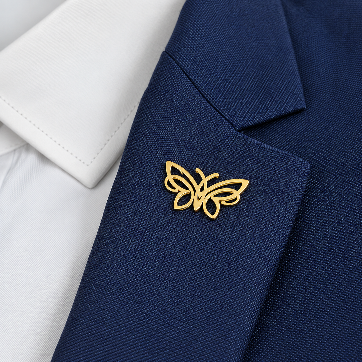 Broche papillon épuré portée sur une tenue
