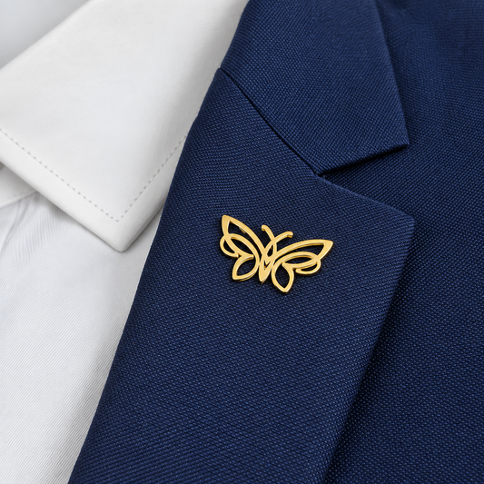 Broche papillon épuré portée sur une tenue