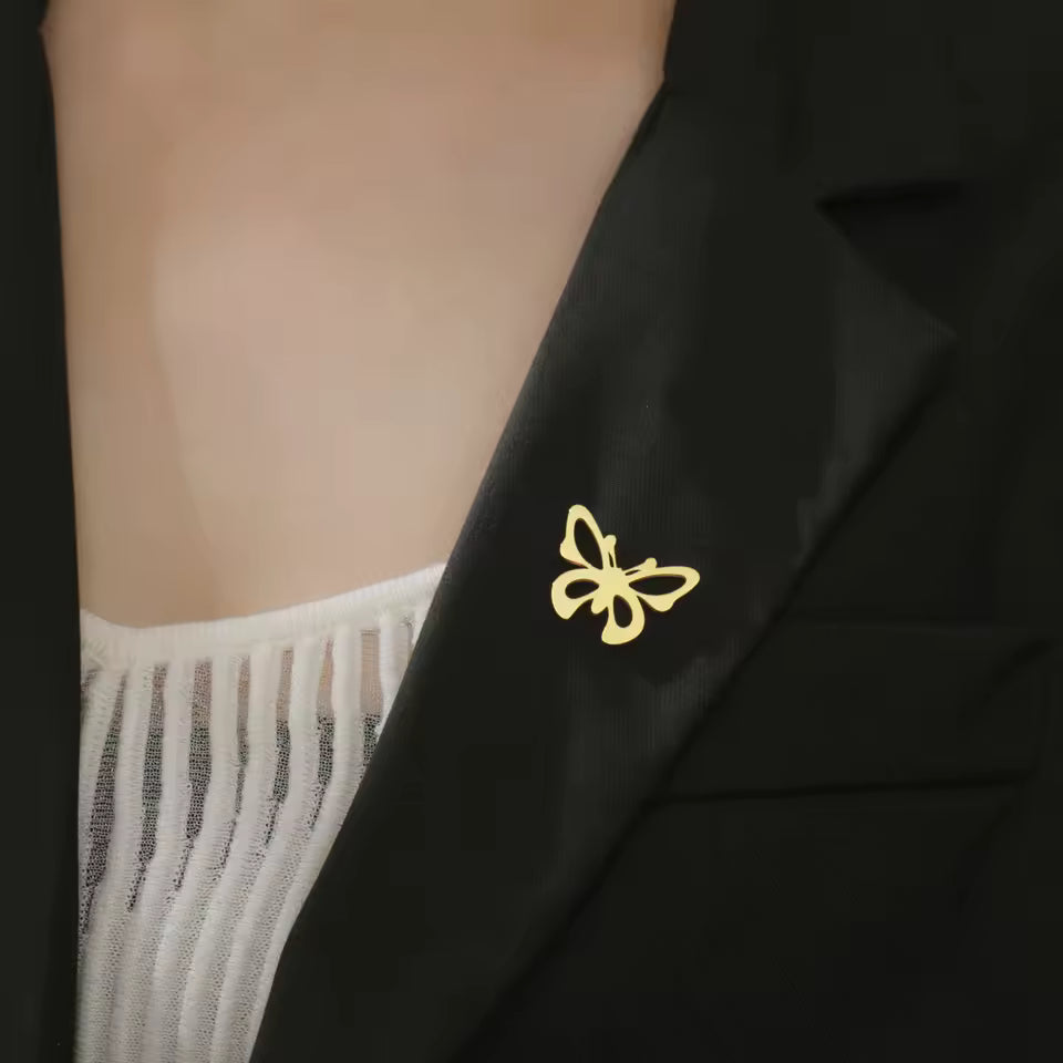 Broche papillon portée sur une tenue