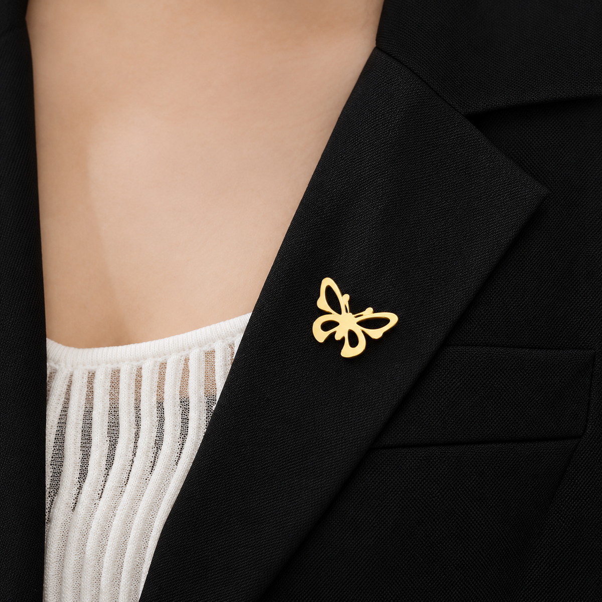 Broche papillon portée sur une tenue