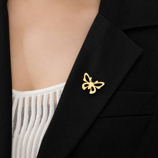 Broche papillon portée sur une tenue
